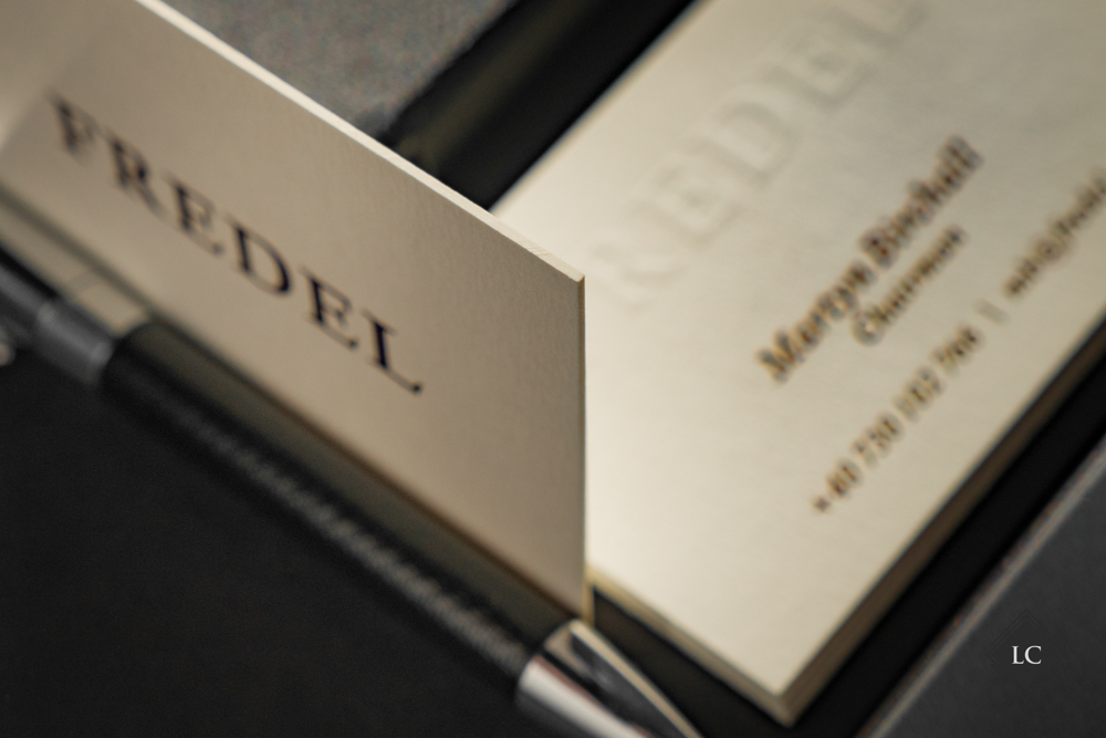 Carti vizita personalizate embosate carton bej